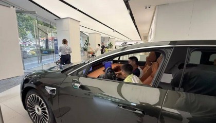 新疆喀什客人来沪旅游,顺便订了辆特斯拉