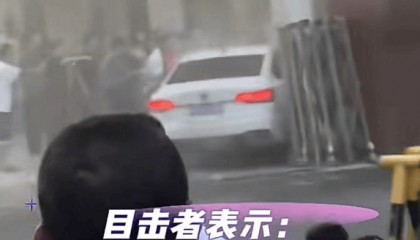 车辆疑似失控冲进小学,致1死8伤!