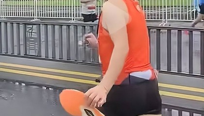 999元特步跑鞋马拉松途中掉底,宣称耐磨续航超2000公里