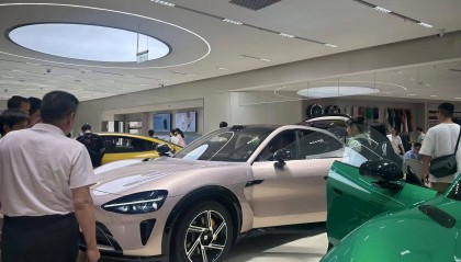 小米YU7上市72小时:“锁单+1”刷屏工作群,提车时间最长超一年,雷军直面“产能挑战”?