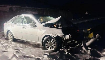 浙江女司机雪夜被困川西高原,为避免坠崖撞向路边防护栏受伤 警方凌晨紧急救援