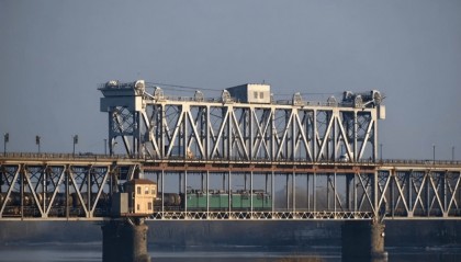 俄军810架无人机齐发!这一夜创造历史,乌克兰总理办公室被炸,乌铁路桥也在计划之内