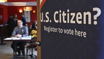 美大选选情胶着,280万海外选民成两党角逐新焦点,有志愿组织挨家挨户敲门拉票