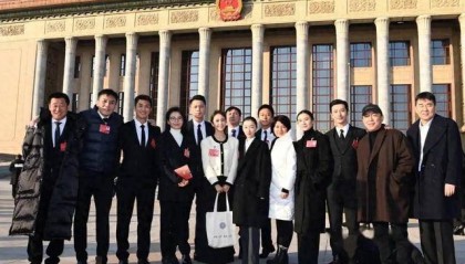 刘涛周涛人民大会堂同穿正装,显女明星与女干部差距