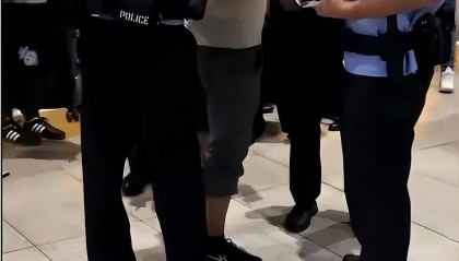 男子在高铁车厢内抽烟,遭举报被民警戴铐带走,12306:高铁上吸烟违法,严重将导致列车停驶