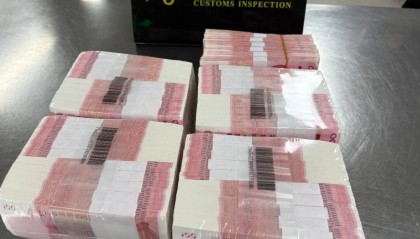 男子用背包携带人民币46万,被深圳罗湖海关查获