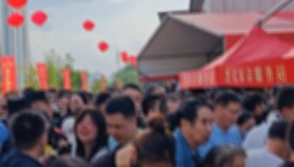 太原一超市开业顾客排长队抢购2.99元一斤的榴莲,还有人翻越护栏,商家回应