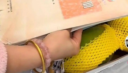 芒果礼盒成“断亲礼盒”?10斤芒果有3斤是书,礼盒里藏试卷、书本!商家:可全额退款不退货