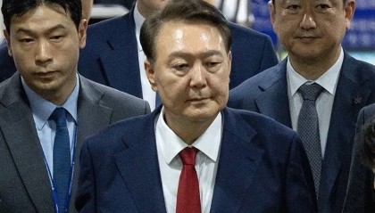 历任中最小!尹锡悦牢房面积仅6.6平方米,洗澡要去公共浴池;换上卡其色囚服