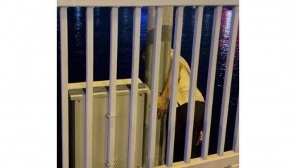 中年男子欲轻生跳桥,外地旅游女子和朋友将其劝回:你想喝酒我们陪你一起,没什么过不去的