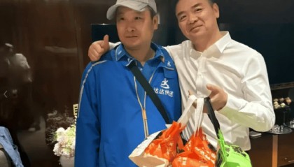 网传京东创始人刘强东视察工作时入住四季酒店,点外卖后豪气给了骑手1000元小费!还亲切地搂着骑手合影