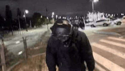 韩国一名戒严士兵向抗议民众鞠躬道歉:对不起