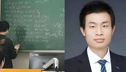 韦东奕上课照片走红,新发型吸睛,网友:板书真漂亮,可惜看不懂