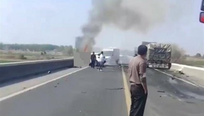 一小车与货车在保定相撞起火,官方:小车逆行,车内二人遇难