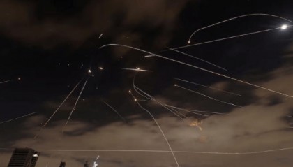 说服不了伊朗,那就直接打服?美国决定下场,哈梅内伊做两手安排