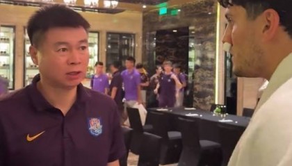 于根伟看望萨尔瓦多:你下场后大家都说这场球为了你也要拼下来