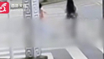 痛心!6岁女孩过马路被撞身亡,绿灯亮起时突然挣脱母亲跑向对面......