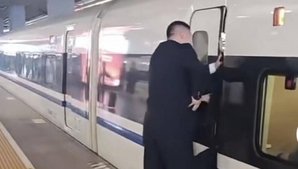上海虹桥站又见阻拦高铁关门事件? 官方:系乘客身体不适紧急下车时被门夹住