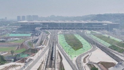 重庆东站首次迎来大规模外宾 集体惊呼:空间大,太舒适了!