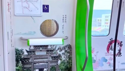 无锡地铁回应车内宣传图含“不雅画面”:男子手上拿着水瓶并非小便,为避免误会将更换