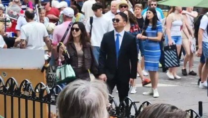 刘强东章泽天夫妇现身马耳他,牵手逛街举止亲密