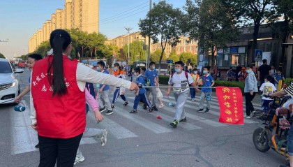 调查称近8成网友反对学校设置家长“护学岗”:真遇到歹徒咋办?