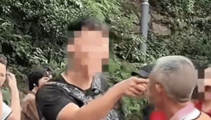 贵阳一景区保安大爷用弹弓赶猴子,被自称南京游客指着骂,景区:用的空弹,猴子易伤人