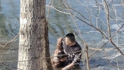 大年初一!青岛一家三代四人放下碗筷,冲出家门!大哥跳进水塘,用拳头砸冰出道……