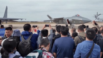 过于落后可以展示?歼20大方展示,“野兽模式”强压F35一头