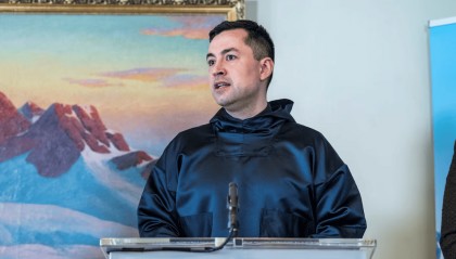 特朗普称美国拥有格陵兰岛“绝对必要”,格陵兰岛自治政府总理发声:不卖