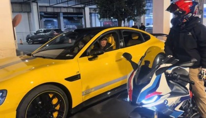 武汉一大爷开小米SU7 Ultra引围观,车主:年轻时喜欢骑摩托,还在车企工作过