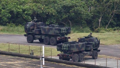 台媒:台军首次试射“海马斯”火箭炮时两度发生讯号异常,岛内网友讽“又一场烟火秀”