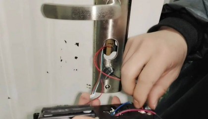 这室友靠谱!长沙一学生花80元为宿舍自制指纹锁:从小喜欢捣鼓,做出来感觉特别爽