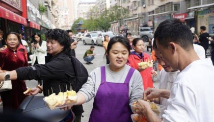 发型师晓华称3天只睡了1个半小时,10个顾客有8个是同行,有人等三天两夜才取到号