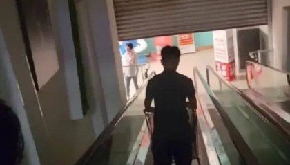 江苏苏州一大润发店员着急下班,强制关闭载客中电梯!经理致歉:已警告处罚