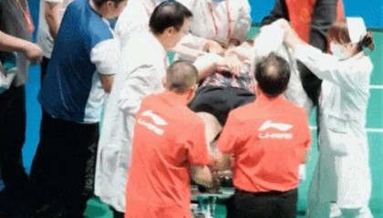 羽毛球世界第一石宇奇比赛中突发意外,被担架抬走后留院观察,此前曾遭遇严重伤病