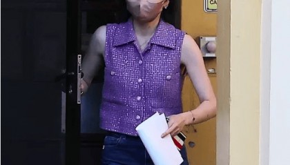 杨兰兰的奢华人生:仅在香奈儿的年消费额就超过100万澳元!(中英文对照)