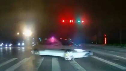 陕西西安20岁男子开无牌车在十字路口疯漂移闯红灯?警方:行拘10日,扣6分并罚款