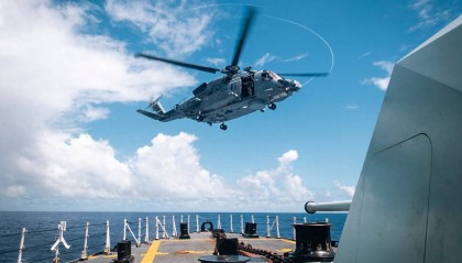 台岛海峡对峙升级,外军机突然向直10逼近,结果下一刻又老实了