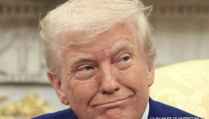 特朗普彻底疯了,再对中国下死手,国家队深夜下场,中国绝不能垮