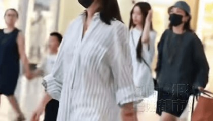 赵薇15岁女儿小四月近照曝光:个子高挑气质好,笑起来很像爸爸