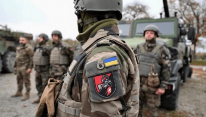 一枪未开,乌军王牌旅大逃亡,基辅突想一招,兵源新增2500万?