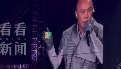 60岁张卫健演唱会上掏出老年公交卡!自嘲已步入长者行列