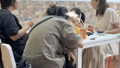 45岁高圆圆在西班牙素颜出镜,带6岁女儿吃麻辣烫被网友偶遇!网友:安静优雅都没有一点明星“架子”