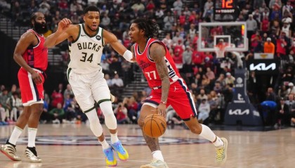 哈登40+9字母哥空砍36+13 伦纳德18分快船轻取雄鹿