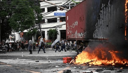 捡回一条命的马科斯不敢露面,却派人下了死命令,闹事的人一个都不放过!