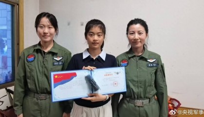 高考660分的梁诗祎入选女飞,空军女教员上门送录取通知书