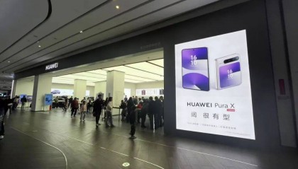 10分钟售罄!7499元起,华为首款阔折叠屏卖爆了,记者实探……