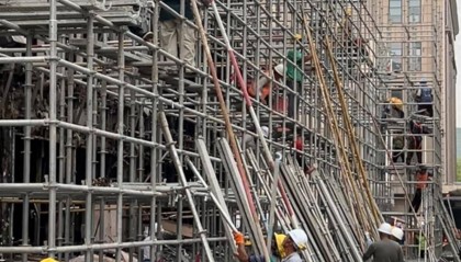 济南火灾事故现场已搭起脚手架,周边交通尚未完全恢复