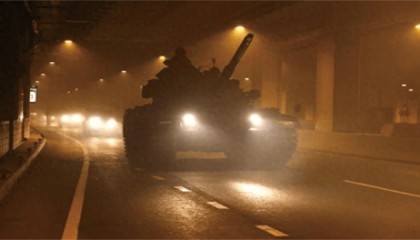 台湾深夜亮“开战底牌”?60多辆战车集结,不远处法军舰也现身了